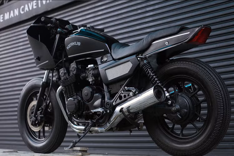 Phiên bản của cảnh sát được trang bị bộ mâm 18F/16R, ngược so với những chiếc Honda CBX750 thương mại.