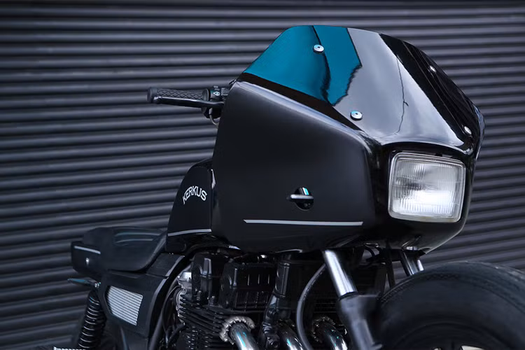 Nhiều chi tiết trên xe môtô Honda CBX750 độ này đã được mới khác với nguyên bản ban đầu.