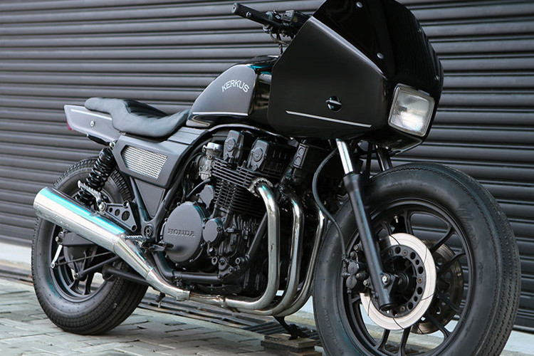 Sau đó xưởng Kerkus Motorworks (Malaysia) đã khiến chiếc xe "thoát xác" với phong cách hoàn toàn mới khiến chủ nhân của nó phải bất ngờ