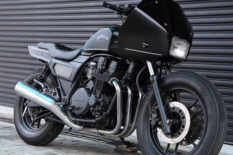 Sau đó xưởng Kerkus Motorworks (Malaysia) đã khiến chiếc xe "thoát xác" với phong cách hoàn toàn mới khiến chủ nhân của nó phải bất ngờ