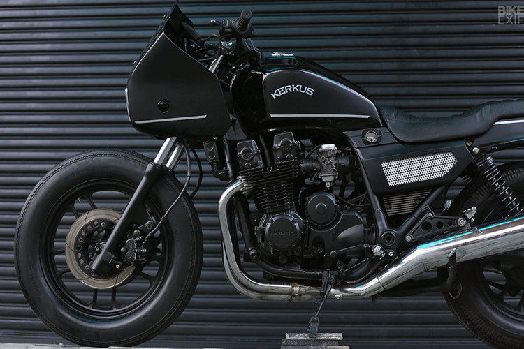 Bình xăng được nâng lên 1 inch để cân bằng với đường nét chung của cả xe. Hệ thống đèn tín hiệu phức tạp của cảnh sát đã được tháo dỡ, chỉ để lại hộp cầu chì đặt ngay chính giữa tay lái.