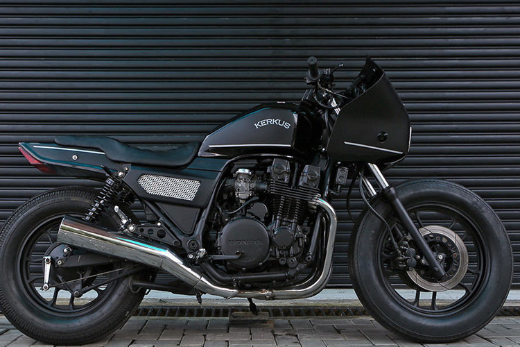 Chiếc xe được tháo rời hoàn toàn, chỉ chừa lại phần khung để những người thợ có thể xem xét đường nét thiết kế. Dàn áo, bình xăng và cụm đuôi... là những bộ phận được kỳ công độ với phong cách mới hẳn.