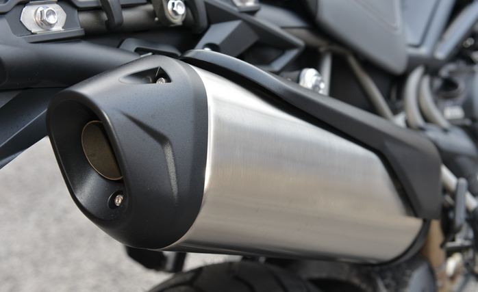 Cận cảnh ống xả của xe.