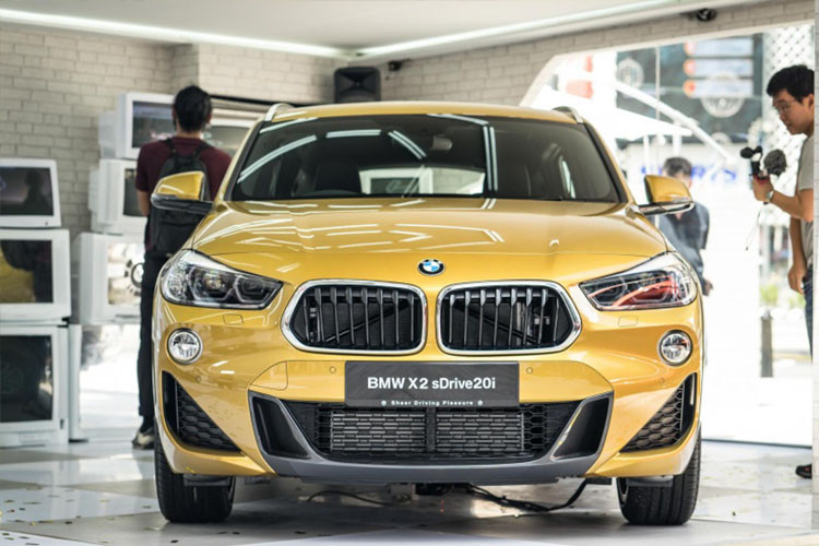 Sau khi mẫu xe BMW X2 mới vừa được giới thiệu đầu tiên tại khu vực Đông Nam Á, cụ thể là đất nước Malaysia. Thì dự kiến tới đây THACO sẽ nhập khẩu dòng xe X2 hoàn toàn mới về Việt Nam. Đây sẽ là đối thủ trực tiếp của: Mercedes-Benz GLA, Audi Q2 ...