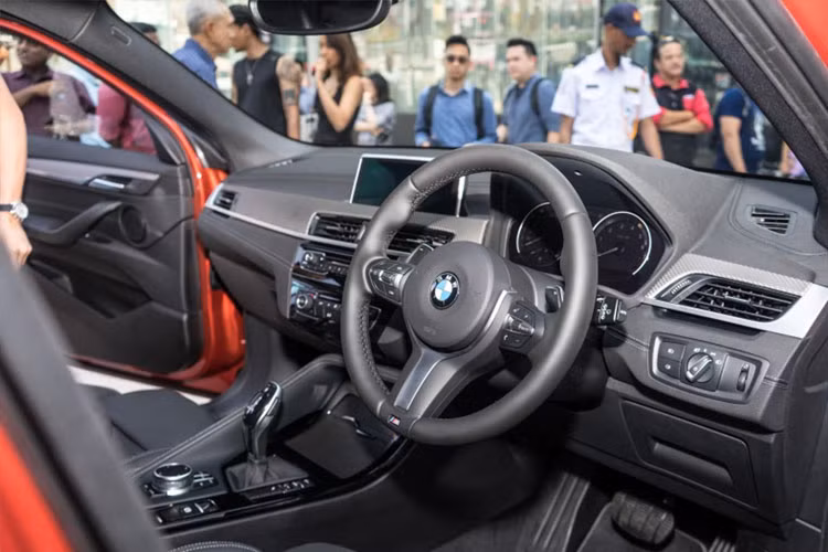 Nội thất cũng có nhiều nâng cấp hơn cụ thể,x e được trang bị màn hình cảm ứng trung tâm kích thước 8,8 inch và hệ thống âm thanh 6 loa. X2 cũng đi kèm với các gói trang bị BMW Connected như: thông tin giao thông Real-Time Trafic, truy cập internet BMW Online, ứng dụng điều khiển xe BMW trên điện thoại thông minh...