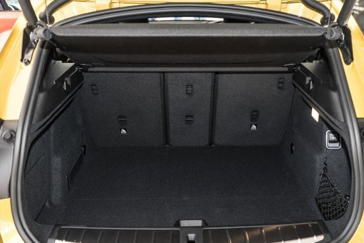 Khoang hành lí của BMW X2 phiên bản 2018 mới có thiết kế khá tiện dụng và còn được trang bị gắn đèn chiếu tiện dụng.
