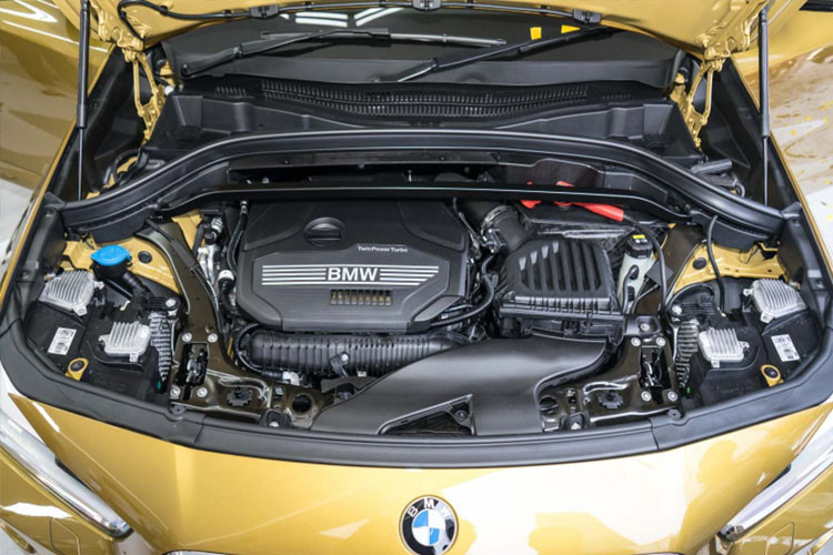 Về động cơ, hãng xe sang BMW trang bị cho X2 khối động cơ 4 xy-lanh thẳng hàng (I4), dung tích 2.0L (mã B48) tăng áp kép TwinPower Turbo cho công suất tối đa 192 mã lực. Sức mạnh được truyền xuống cầu trước (FWD) qua hộp số ly hợp kép 7 cấp. Nhờ đó, xe tăng tốc từ 0 - 100km/h chỉ trong vòng 7,7 giây trước khi đạt tốc độ tối đa 227km/h. Xe có mức tiêu thụ nhiên liệu kết hợp là 5,9 lít/ 100km.