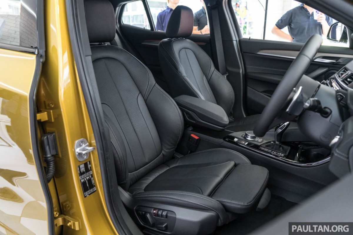 Ghế mang phong cách siêu xe thể thao. Đặc biệt, xe có chức năng đóng/mở cửa không cần chìa khóa (Comfort Access).