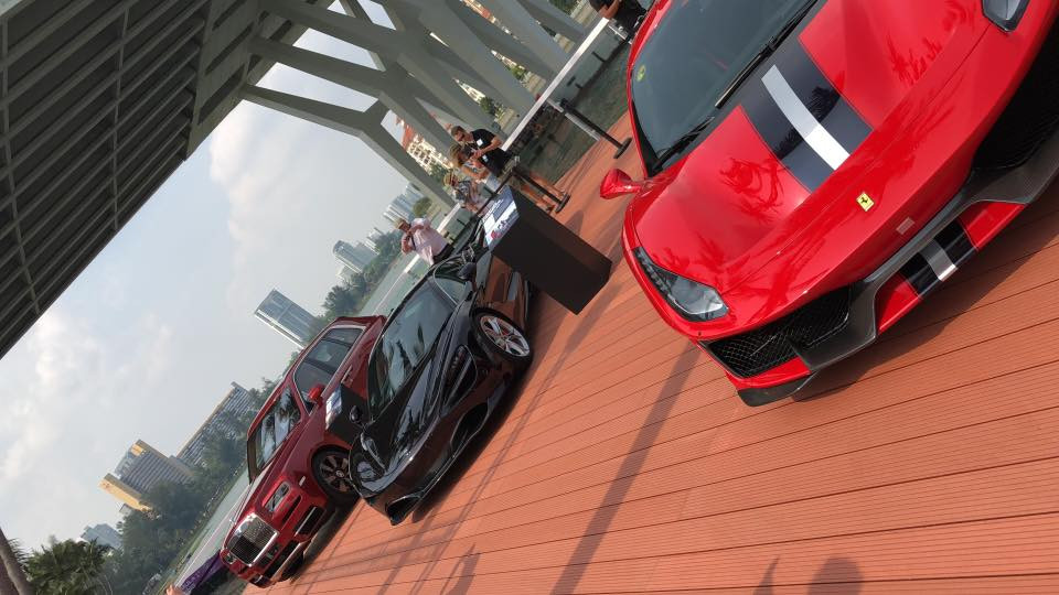 Aston Martin Vantage, Rolls-Royce Cullinan, Ferrari Portofino hay Ferrari 488 Pista... là những siêu xe triệu USD hàng khủng đều góp mặt tại trường đua F1 ở Singapore vào cuối tuần qua. Sự có mặt của những siêu xe này luôn là tâm điểm chú ý của hầu hết mọi người có mặt tại đây.