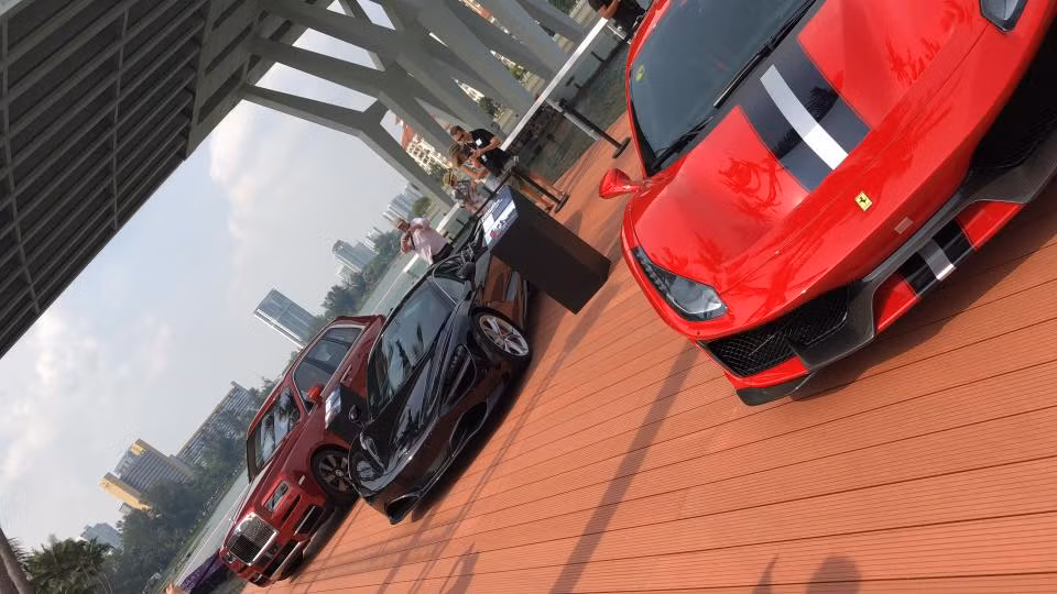 Aston Martin Vantage, Rolls-Royce Cullinan, Ferrari Portofino hay Ferrari 488 Pista... là những siêu xe triệu USD hàng khủng đều góp mặt tại trường đua F1 ở Singapore vào cuối tuần qua. Sự có mặt của những siêu xe này luôn là tâm điểm chú ý của hầu hết mọi người có mặt tại đây.