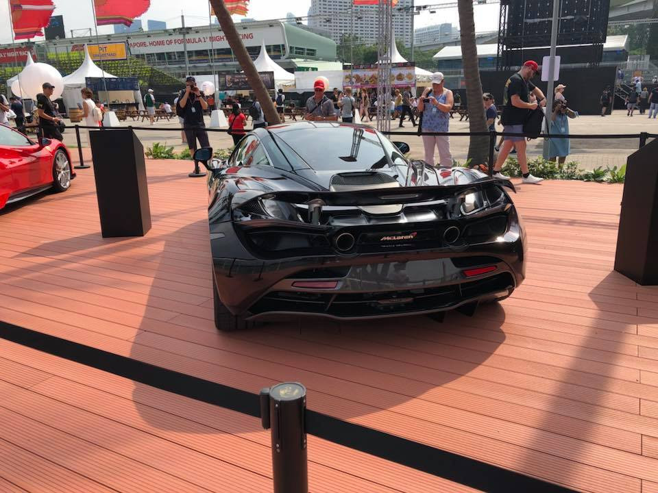 Còn đây là siêu xe McLaren 720S, một trong những cái tên quá xa lạ tại thị trường Việt Nam. McLaren 720S chỉ mất khoảng 2,9 giây để tăng tốc từ vị trí xuất phát lên 100 km/h trước khi đạt vận tốc tối đa 341 km/h.