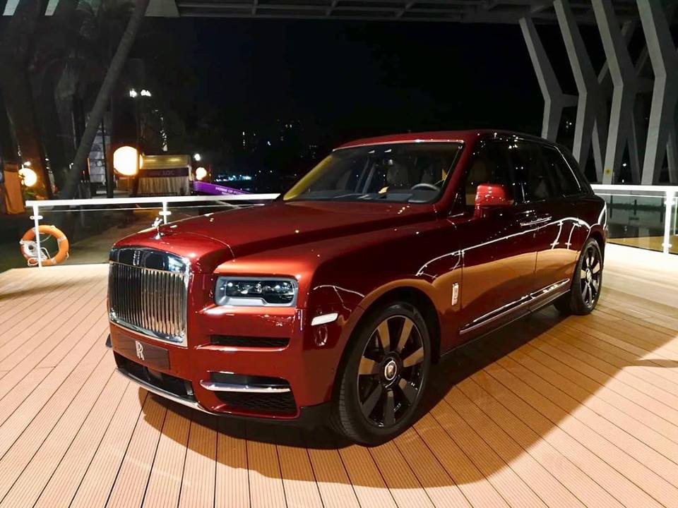 Khu trưng bày tại Singapore còn có sự hiện diện của Rolls-Royce Cullinan và chiếc Bentley Bentayga V8. Rolls-Royce Cullinan được trang bị khối động cơ V12, tăng áp kép, dung tích 6.75 lít, sản sinh công suất tối đa 563 mã lực và mô-men xoắn cực đại 850 Nm tại vòng tua máy 1.600 vòng/phút.