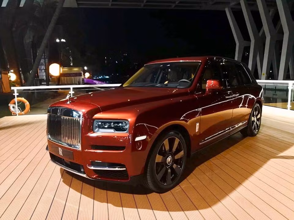 Khu trưng bày tại Singapore còn có sự hiện diện của Rolls-Royce Cullinan và chiếc Bentley Bentayga V8. Rolls-Royce Cullinan được trang bị khối động cơ V12, tăng áp kép, dung tích 6.75 lít, sản sinh công suất tối đa 563 mã lực và mô-men xoắn cực đại 850 Nm tại vòng tua máy 1.600 vòng/phút.