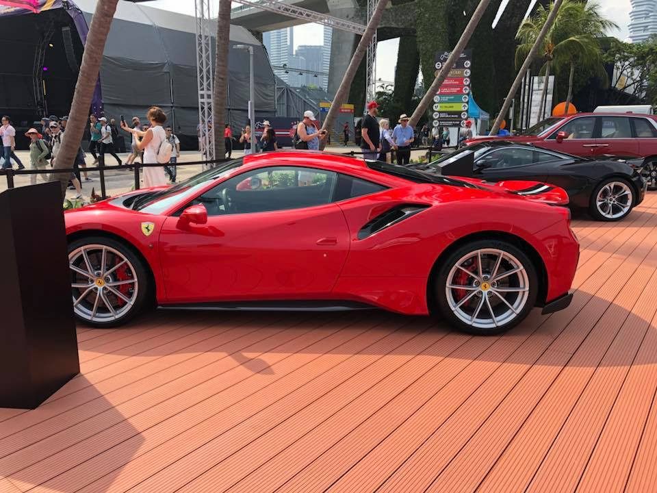 Ferrari 488 Pista (màu đỏ ngoài cùng) được trưng bày với nhiều siêu xe hàng khủng khác như Rolls-Royce Cullinan ngoài cùng bên phải, McLaren 720S màu đen...