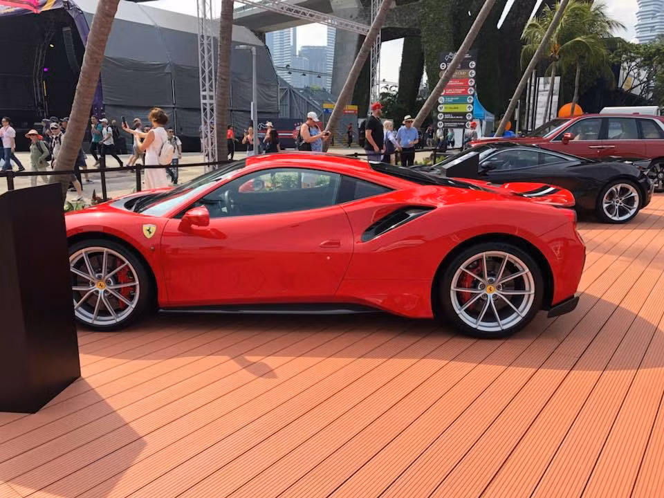 Ferrari 488 Pista (màu đỏ ngoài cùng) được trưng bày với nhiều siêu xe hàng khủng khác như Rolls-Royce Cullinan ngoài cùng bên phải, McLaren 720S màu đen...