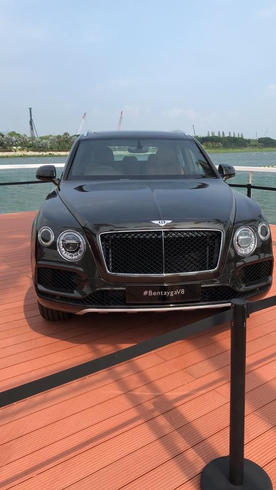 Chiếc SUV siêu sang Bentley Bentayga trưng bày tại Singapore sử dụng động cơ xăng V8. Xe có thời gian tăng tốc từ vị trí xuất phát lên 100 km/h chỉ trong 4,5 giây trước khi đạt vận tốc tối đa 289 km/h.