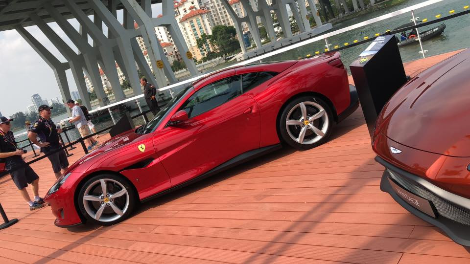 Siêu xe Ferrari 488 Pista trưng bày tại đường đua F1 Singapore vẫn sử dụng động cơ xăng V8, tăng áp kép, dung tích 3,9 lít tương tự như những chiếc 488 GTB tại Việt Nam.