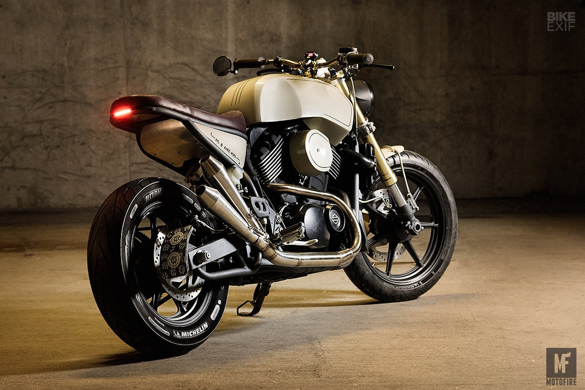 So với nguyên bản là một chiếc môtô tầm trung, Harley-Davidson Street 750 này được hãng độ thay mới hoàn toàn phần ngoại thất đồng thời nâng cấp các thông số động cơ lên một tầm cao mới.