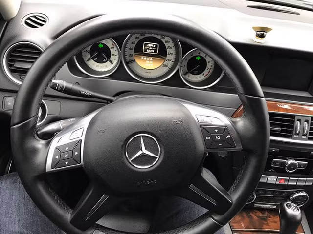 Vô-lăng 4 chấu thiết kế đầy mạnh mẽ, bọc da, tích hợp nhiều phím chức năng xử lý nhanh hỗ trợ người lái. Phía sau là cụm đồng hồ thể thao dạng analog, bên cạnh là màn hình giải trí khá vừa vặn. Ghế lái chỉnh điện. Khoang hành lý phía sau có dung tích 475L. Nguồn ảnh: Ngọc Đức.