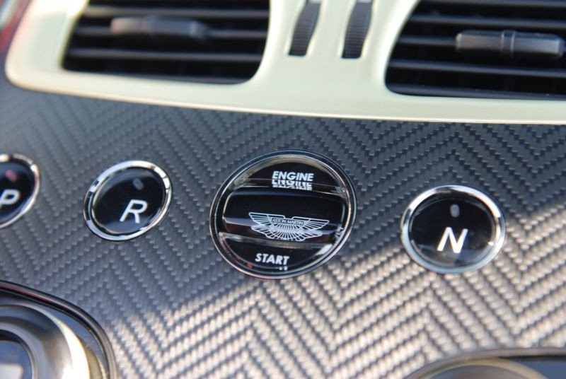 Vanquish Zagato Volante được hãng xe Aston Martin trang bị khối động cơ V12, dung tích 5,9 lít, sản sinh công suất tối đa 600 mã lực. Xe có thể tăng tốc từ 0-100km trong vòng 4 giây. Tốc độ tối đa của xe 324 km/h.