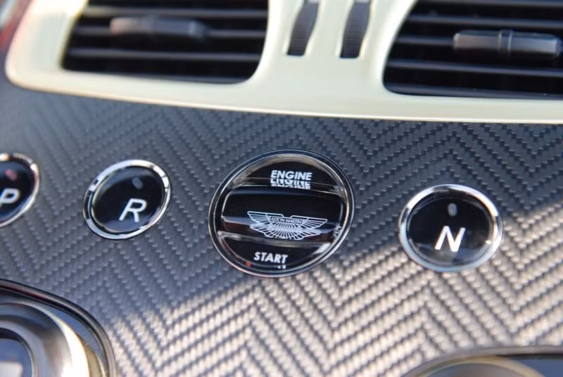 Vanquish Zagato Volante được hãng xe Aston Martin trang bị khối động cơ V12, dung tích 5,9 lít, sản sinh công suất tối đa 600 mã lực. Xe có thể tăng tốc từ 0-100km trong vòng 4 giây. Tốc độ tối đa của xe 324 km/h.