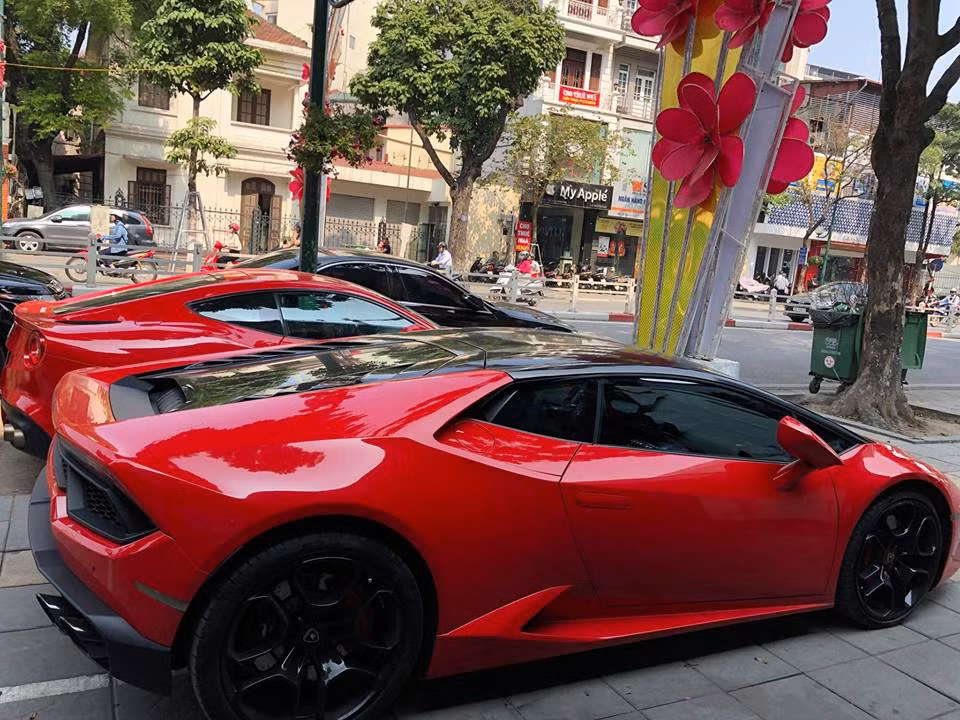 Cặp đôi siêu xe đỏ rực Ferrari F12 Berlinetta và Lamborghini Huracan LP580-2 sở hữu ngoại thất...