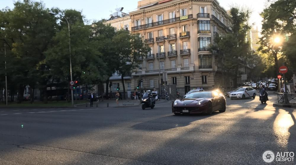 Chiếc Ferrari F12tdf của Ronaldo là 1 trong số 799 chiếc được sản xuất trên toàn thế giới.