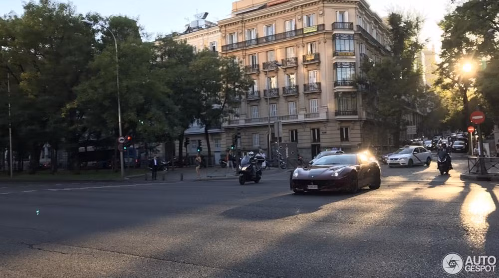 Chiếc Ferrari F12tdf của Ronaldo là 1 trong số 799 chiếc được sản xuất trên toàn thế giới.