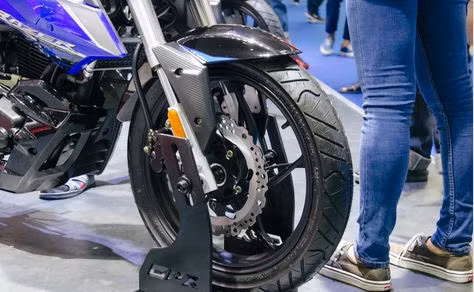 Hệ thống treo trước là loại up side down.