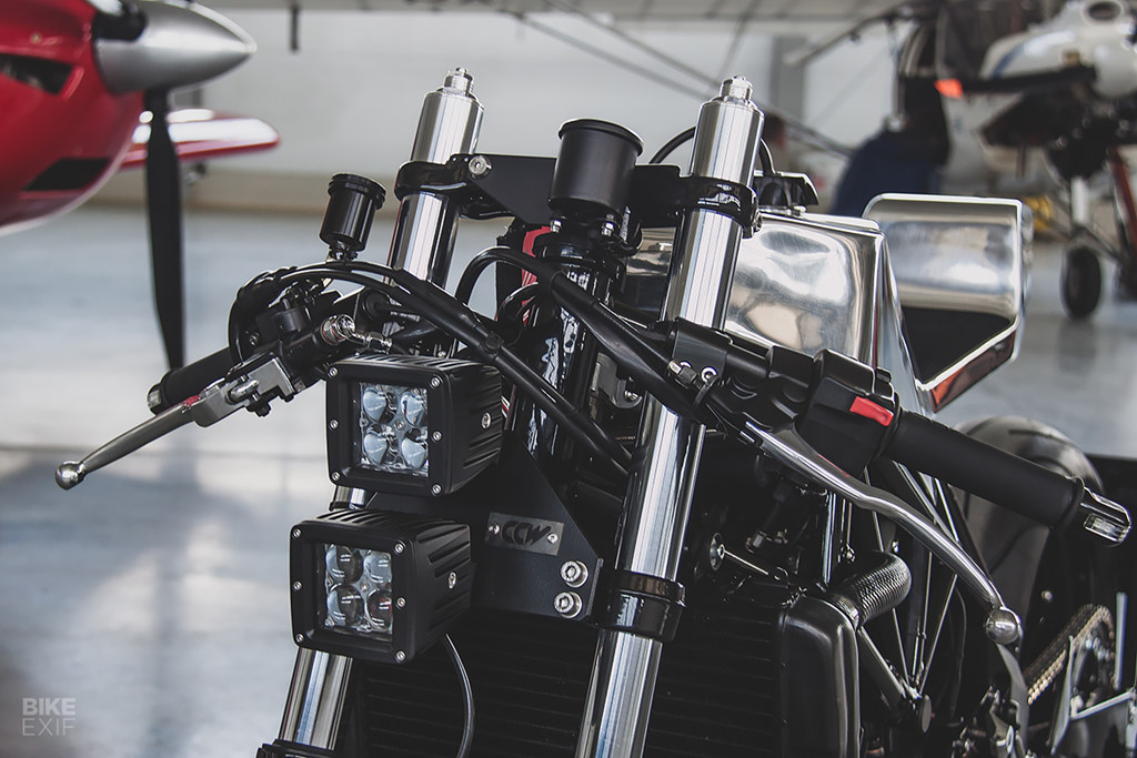 Ivan đã bắt đầu công đoạn xẻ động cơ để mở rộng đường nạp đồng thời thay hàng loạt linh kiện. Sau đó, thay lọc gió mới và chỉnh lại bộ chế hòa khí bằng Dynojet kit.