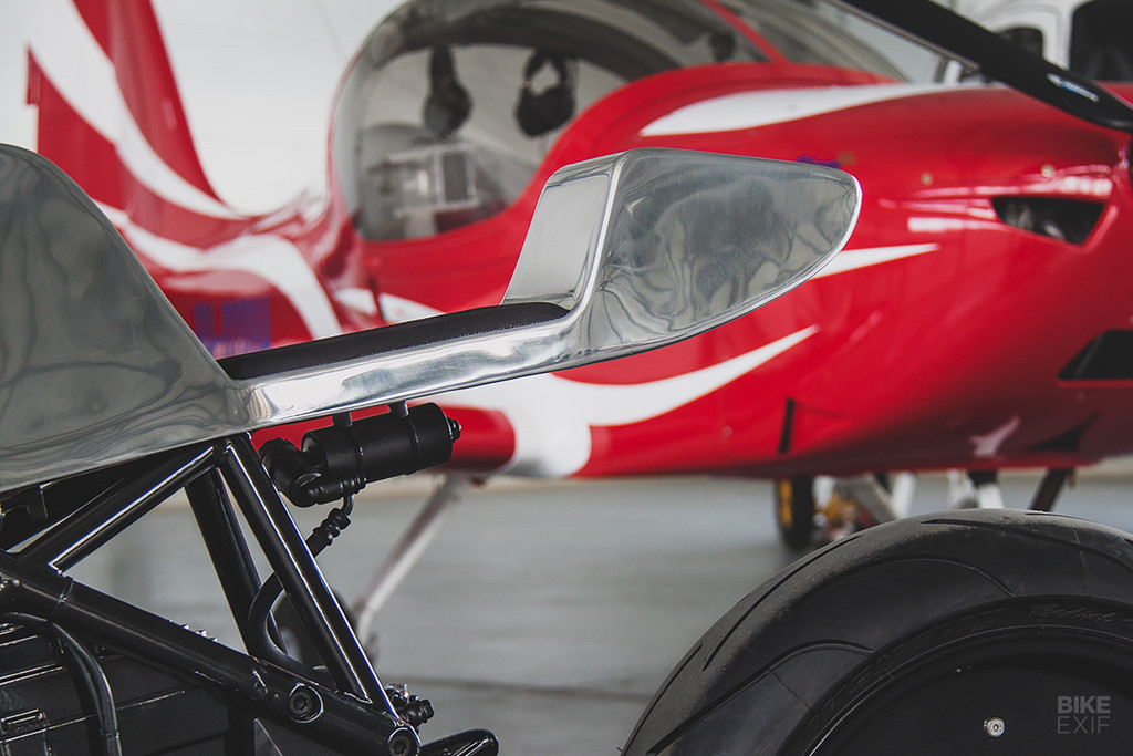 Phần mạ chrome cùng nước sơn đen trên xe lấy theo hình ảnh của băng tuyết và đá ở vùng núi này.