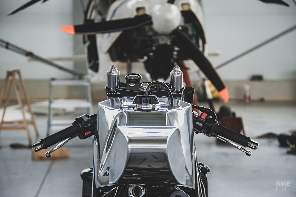 Cặp đèn pha LED được gắn lên cổ xe. Công tơ mét nguyên bản được thay bằng loại đồng hồ đơn nhỏ gọn hơn.