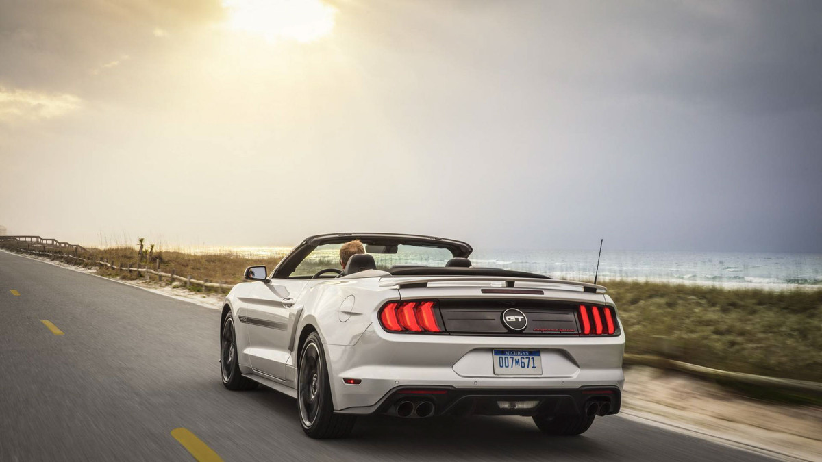 Ford Mustang California Special 2019 được trang bị tính năng công nghệ dồn số gấp (rev-matching) dành cho Mustang GT và cỗ máy hút khí tự nhiên V8 5.0 lít sản sinh công suất 460 mã lực và 570Nm mô-men xoắn cực đại