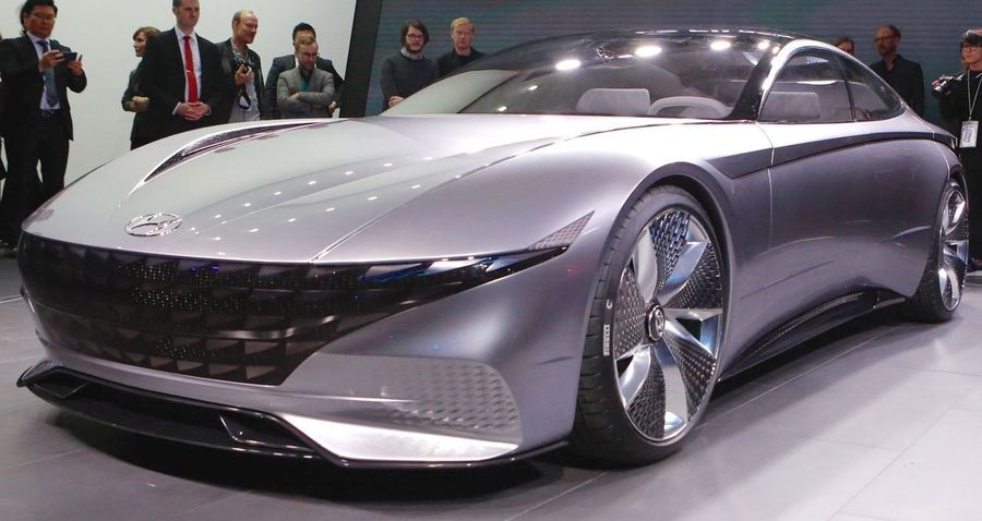 Hyundai cho biết sự cải tiến trong ngôn ngữ thiết kế của thương hiệu tập trung vào việc làm mới bốn yếu tố: các tỷ lệ, kiến trúc, kiểu dáng và công nghệ. Xe đang là mối quan tâm hàng đầu của khách hàng dù đến thời điểm hiện tại, Hyundai chưa tiết lộ rằng liệu Hyundai Le Fil Rouge concept sẽ có cơ hội nhận được một phiên bản xe sản xuất hay không.