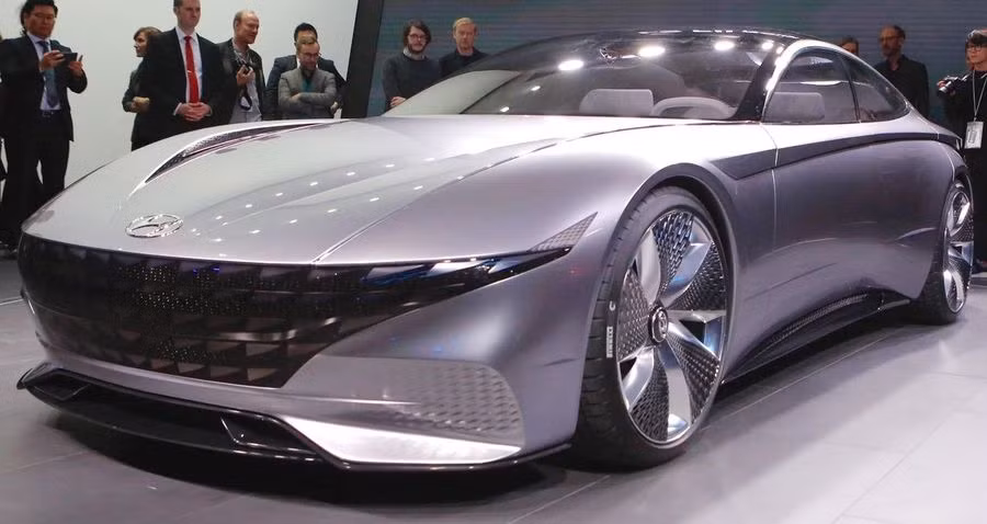 Hyundai cho biết sự cải tiến trong ngôn ngữ thiết kế của thương hiệu tập trung vào việc làm mới bốn yếu tố: các tỷ lệ, kiến trúc, kiểu dáng và công nghệ. Xe đang là mối quan tâm hàng đầu của khách hàng dù đến thời điểm hiện tại, Hyundai chưa tiết lộ rằng liệu Hyundai Le Fil Rouge concept sẽ có cơ hội nhận được một phiên bản xe sản xuất hay không.