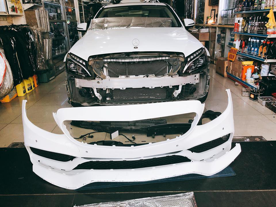 Toàn bộ mặt ca-lăng, hốc gió trước đều được lấy từ phiên bản C63 AMG lắp sang để thay mới ngoại thất xe.