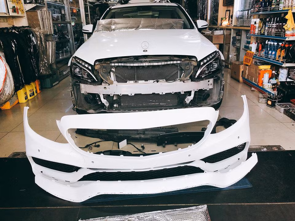 Toàn bộ mặt ca-lăng, hốc gió trước đều được lấy từ phiên bản C63 AMG lắp sang để thay mới ngoại thất xe.