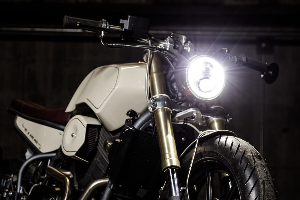 Hầu hết các chi tiết đều được độ thủ công bằng tay. Phần khung chiếc Harley-Davidson độ cafe racer này được làm mới và lấy từ chiếc Suzuki GSX-R750 (2005).