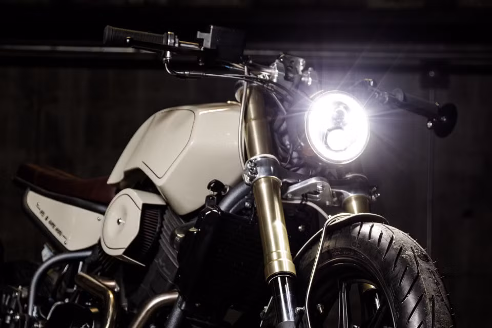 Hầu hết các chi tiết đều được độ thủ công bằng tay. Phần khung chiếc Harley-Davidson độ cafe racer này được làm mới và lấy từ chiếc Suzuki GSX-R750 (2005).