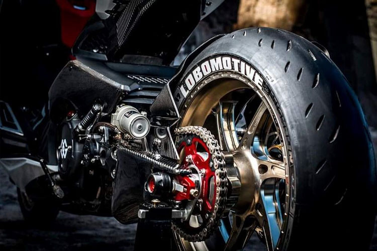 Hệ truyền động và trục sau của xe, bộ mâm của TMAX cũng nâng cấp bằng mâm OZ-RAcing hợp kim nhôm siêu nhẹ, kết hợp với lốp Michelin cỡ lớn có thông số lần lượt 120/70 ZR17 và 190/70 ZR17.