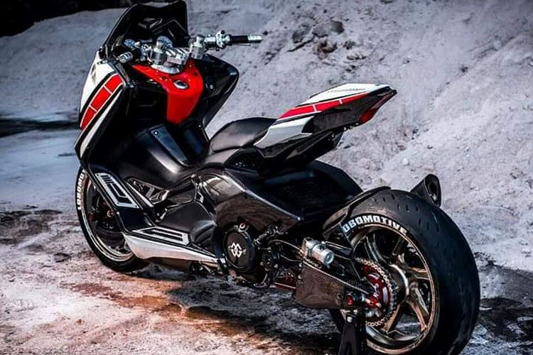 Về thiết kế, bên ngoài "lột xác" với hình dáng như chiếc siêu môtô Yamaha YZF-R1. Điểm được cho giống R1 nhất đó là đuôi xe với yên solo hợp đèn hậu dài và hai khe thoát gió phía sau.