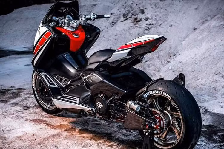 Về thiết kế, bên ngoài "lột xác" với hình dáng như chiếc siêu môtô Yamaha YZF-R1. Điểm được cho giống R1 nhất đó là đuôi xe với yên solo hợp đèn hậu dài và hai khe thoát gió phía sau.