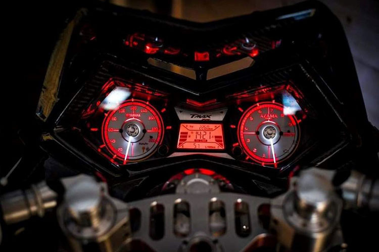 Cụm đồng hồ điều khiển vẫn được giữ nguyên bản.