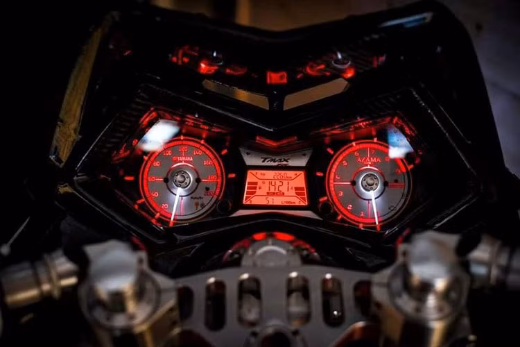 Cụm đồng hồ điều khiển vẫn được giữ nguyên bản.