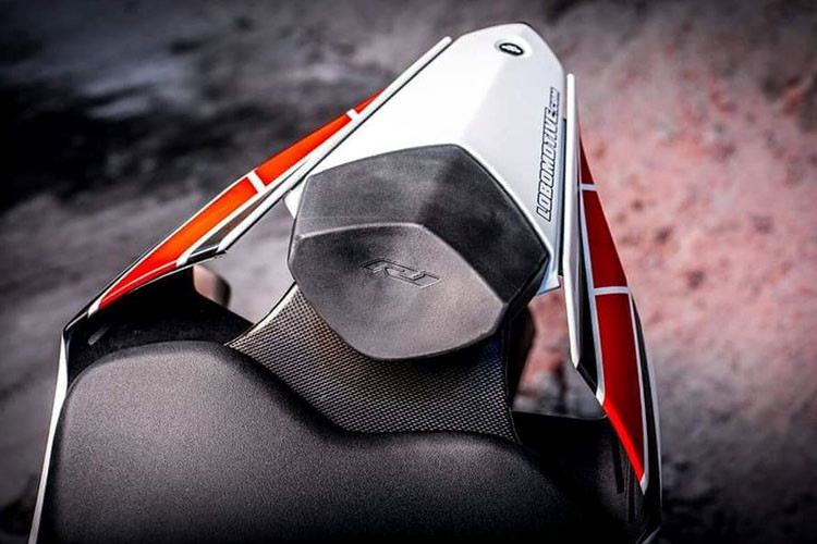 Yên solo in cả logo R1.