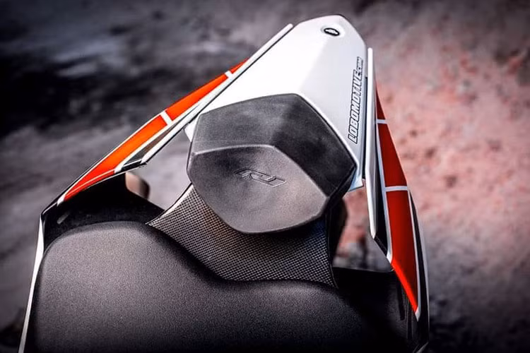 Yên solo in cả logo R1.