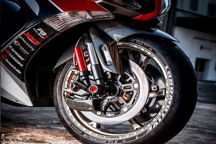 Phanh xe gia cường với heo dầu Brembo Nikel Monoblock đi cùng đĩa phanh carbon và họng hút gió giải nhiệt phong cách MotoGP.