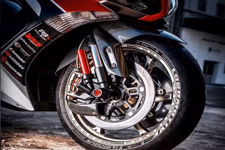 Phanh xe gia cường với heo dầu Brembo Nikel Monoblock đi cùng đĩa phanh carbon và họng hút gió giải nhiệt phong cách MotoGP.