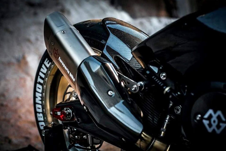 Hệ thống giảm xóc trên xe cũng thay đổi toàn diện. Đáng chú ý hơn khi chiếc TMAX độ còn sử dụng rất nhiều chi tiết sợi carbon, kính gió lớn đi cùng ghi đông CNC phong cách Racing và ống pô Akrapovic nhấc hẳn từ đàn anh R1.