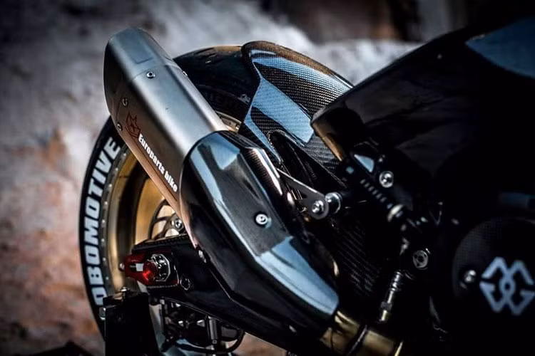 Hệ thống giảm xóc trên xe cũng thay đổi toàn diện. Đáng chú ý hơn khi chiếc TMAX độ còn sử dụng rất nhiều chi tiết sợi carbon, kính gió lớn đi cùng ghi đông CNC phong cách Racing và ống pô Akrapovic nhấc hẳn từ đàn anh R1.